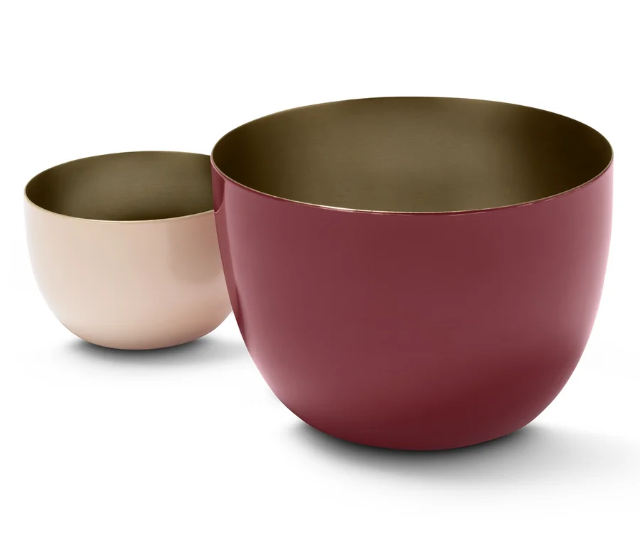 Zwei Windlichter, eines rosa und eines bordeauxrot.