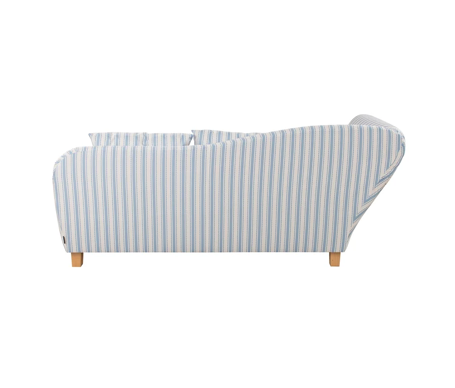Seitenansicht eines Sofas mit hellblau-weiß gestreiften Polstern und hellen Holzbeinen.