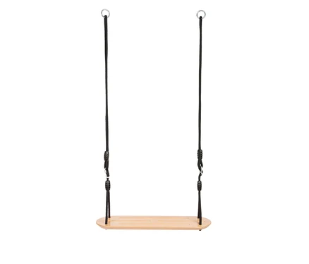 Eine Holzschaukel mit einem ovalen, hellbraunen Sitz, aufgehängt an zwei schwarzen Seilen, die oben an Metallringen befestigt sind. Die Seile haben schwarze Versteller.