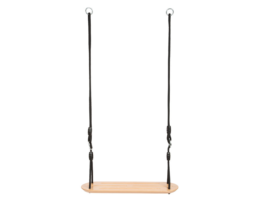 Eine Holzschaukel mit einem ovalen, hellbraunen Sitz, aufgehängt an zwei schwarzen Seilen, die oben an Metallringen befestigt sind. Die Seile haben schwarze Versteller.