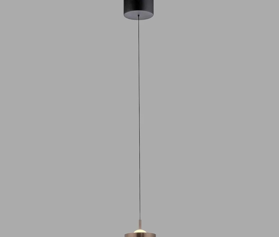 Eine moderne Pendelleuchte mit schwarzer zylindrischer Deckenhalterung, dünnem Kabel und bronzefarbenem zylindrischem Schirm mit sichtbarer Glühbirne.