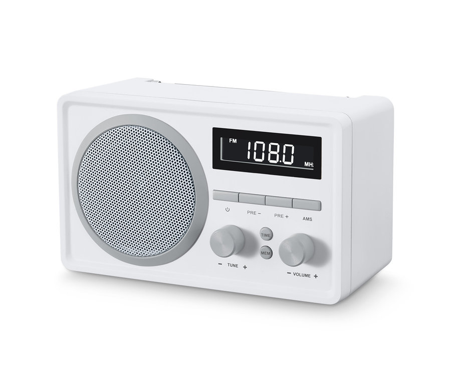 Weißes digitales Kompaktradio mit rundem Lautsprecher und Display, das die Frequenz 108.0 MHz anzeigt.