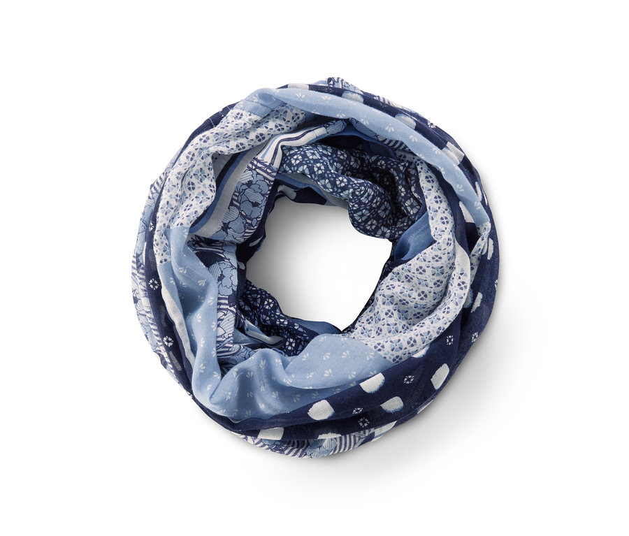 Loopschal im Mustermix mit blauen und weißen Mustern.