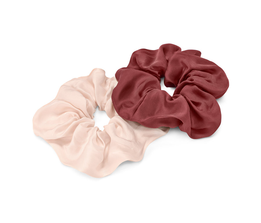 Zwei Haargummis »Scrunchies«: ein hellrosa und ein bordeauxrotes.