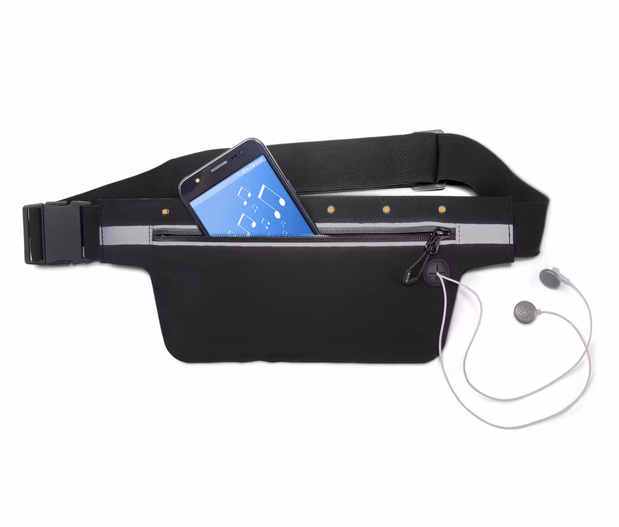 Schwarzer LED-Laufgürtel für Smartphones mit Smartphone und Kopfhörern.