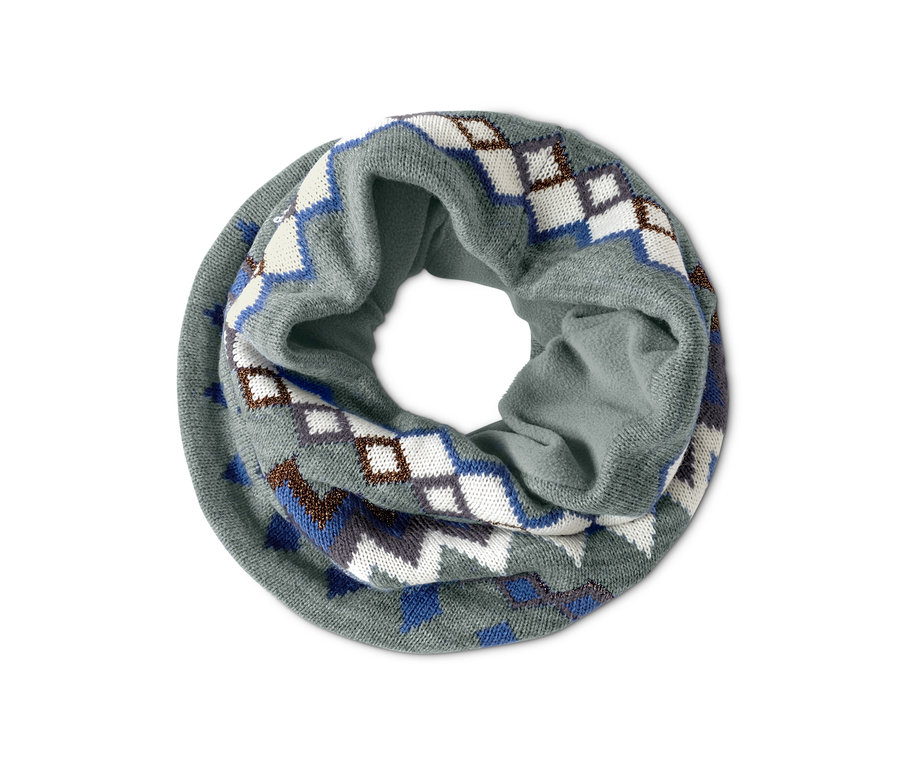 Ein Strick-Loopschal mit einem Rautenmuster in Weiß, Blau und Braun auf grauem Hintergrund.