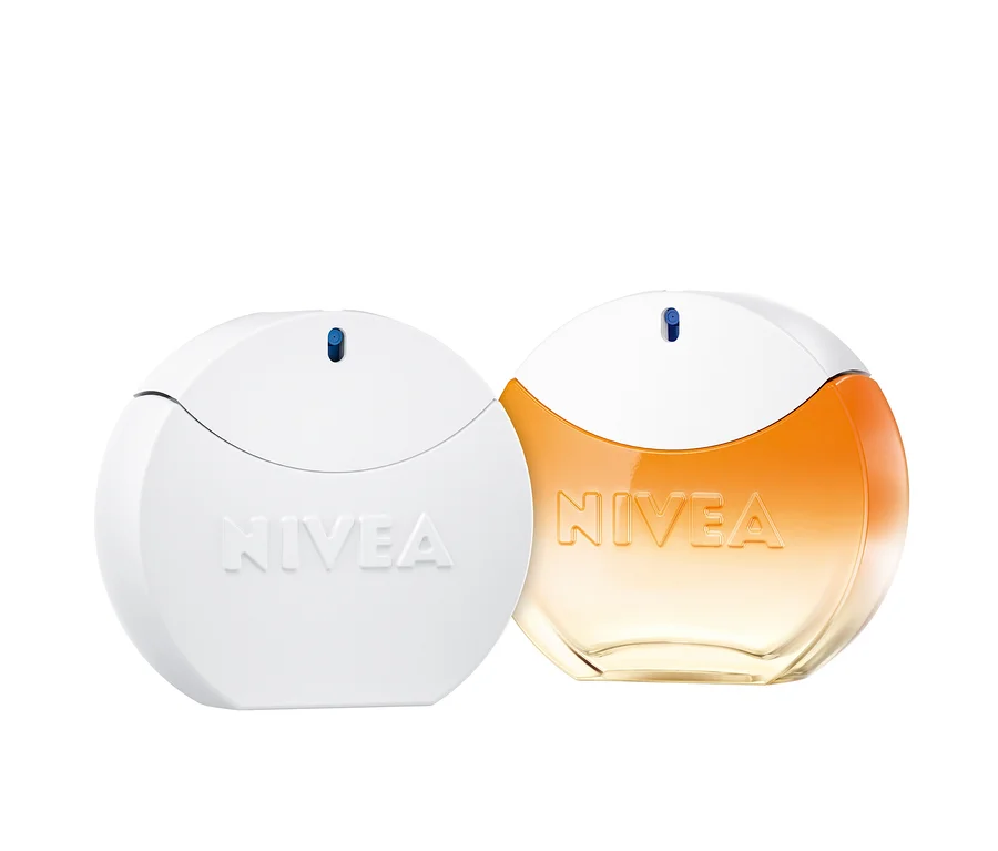 Zwei Nivea Parfümflaschen. Die linke Flasche ist weiß mit einem geprägten Nivea-Logo. Die rechte Flasche hat einen weißen Deckel und eine transparente Glasbasis mit orangefarbener Flüssigkeit, ebenfalls mit einem geprägten Nivea-Logo.