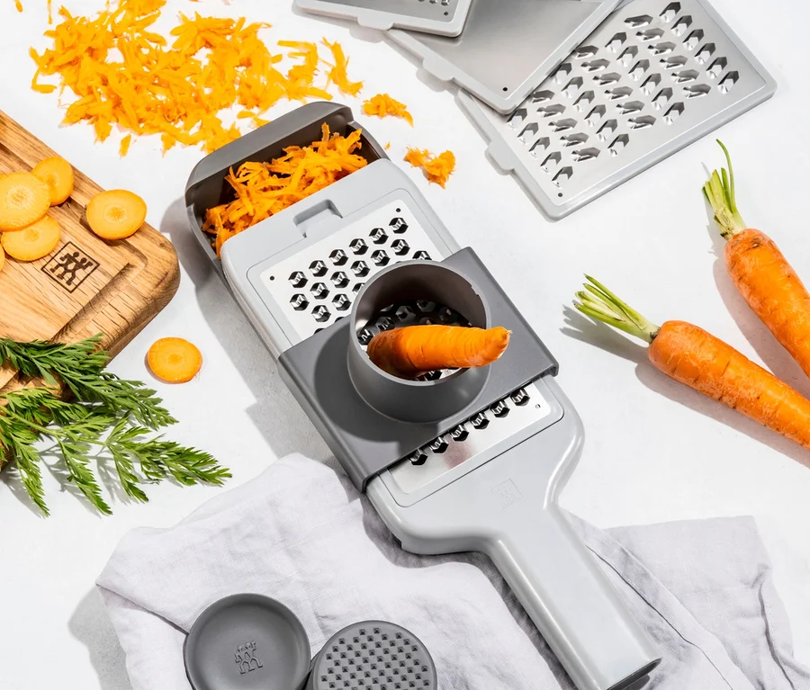 Geriebene Karotten in ZWILLING Multi-Reibe "Z-CUT" mit Platten und ganzen Karotten.