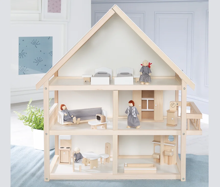 Abbildung eines dreistöckigen roba Puppenhauses aus Holz mit Einrichtung und vier Puppen.