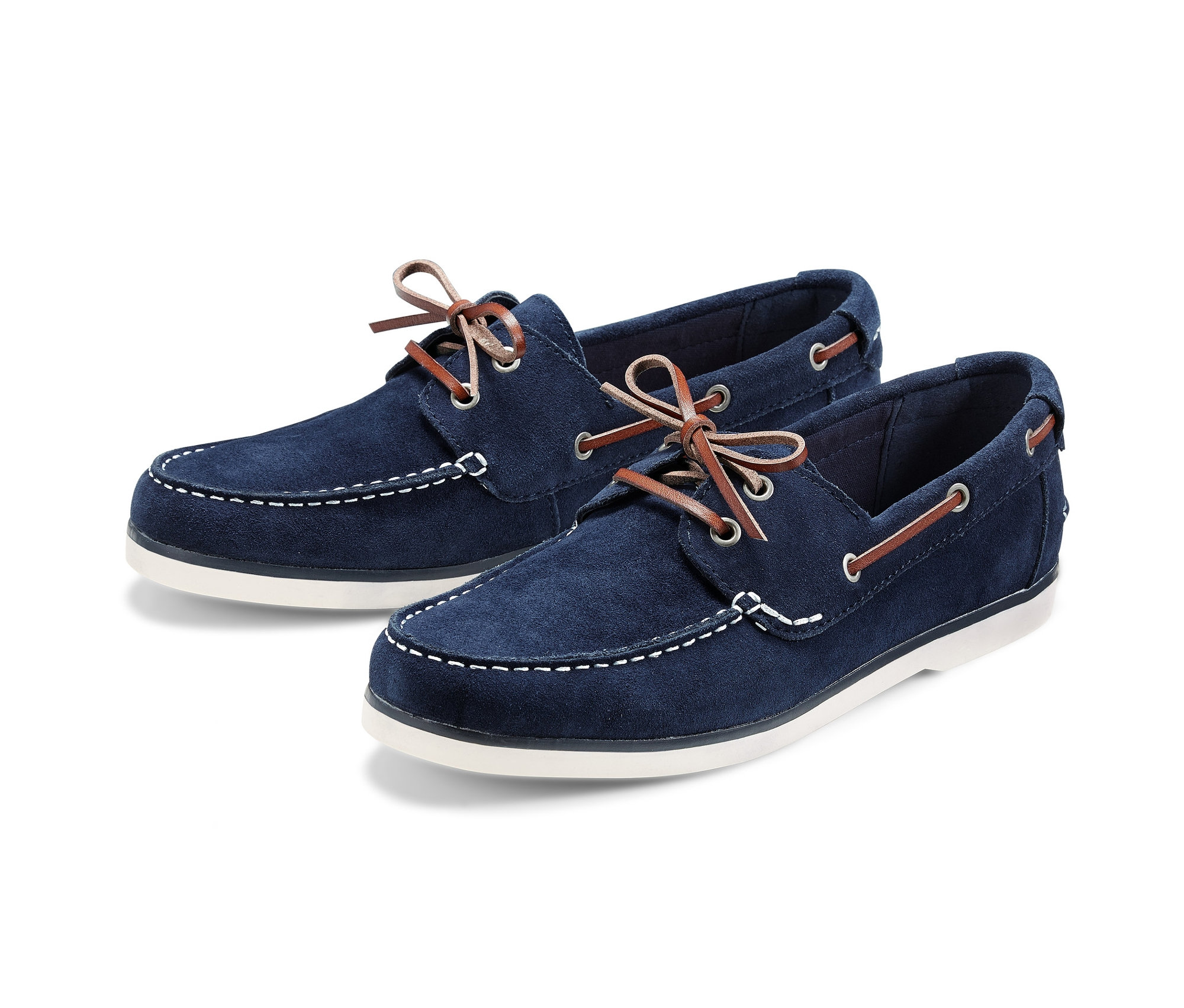 Zwei Veloursleder-Docksider Schuhe auf weißem Hintergrund.