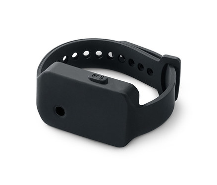 Ein schwarzes Alarm-Armband liegt auf einem weißen Hintergrund.