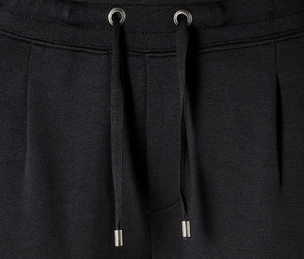 Detail einer schwarzen Joggpants mit Kordelzug.