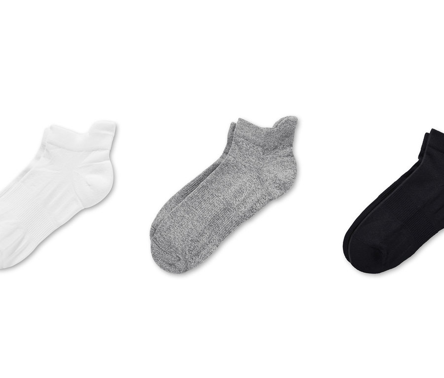 Drei Paar Funktions-Laufsocken: weiße, graue und schwarze.