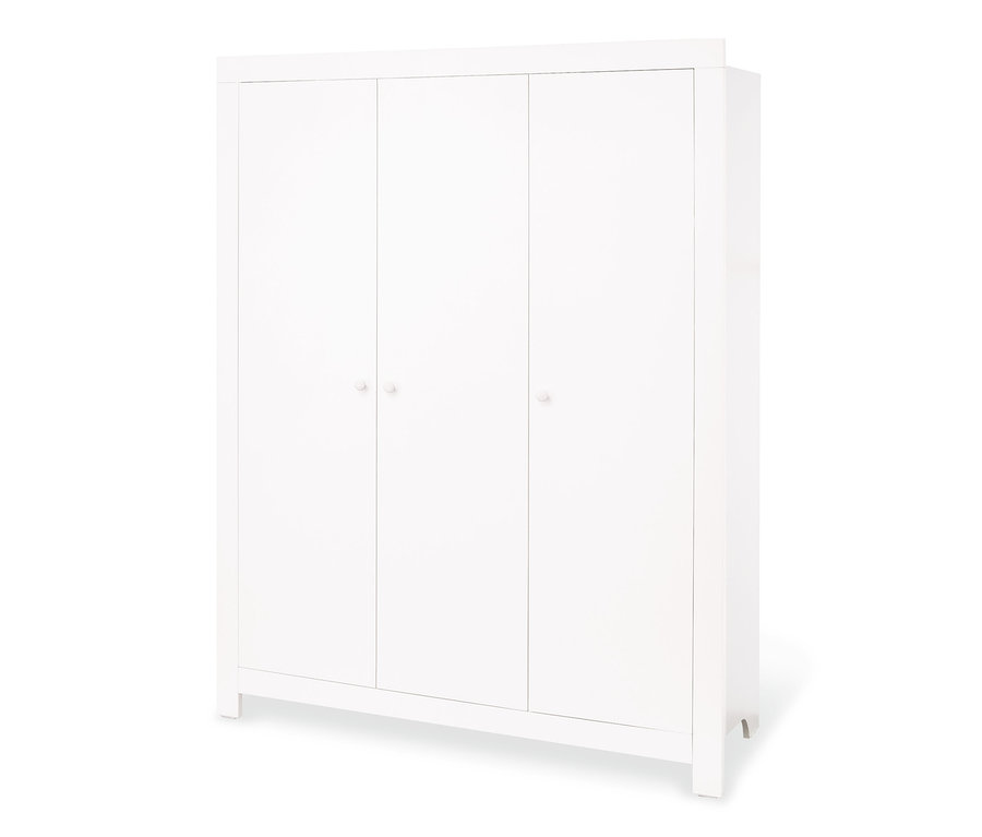 Ein weißer, dreitüriger Kleiderschrank steht vor einem weißen Hintergrund.