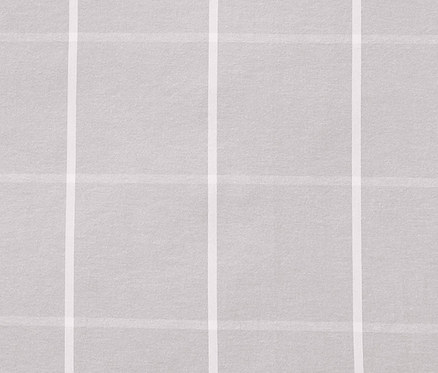 Detailaufnahme von grauer Flanell-Wendebettwäsche mit weißem Karomuster.