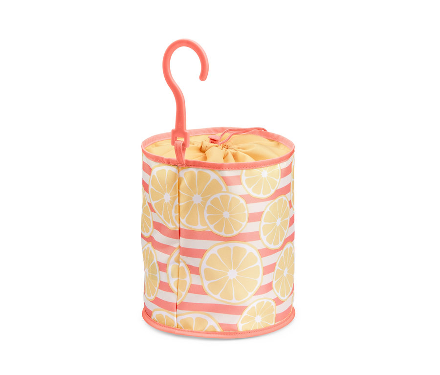 Klammerbeutel mit Zitronen- und Streifenmuster und orangefarbenem Plastikaufhänger.