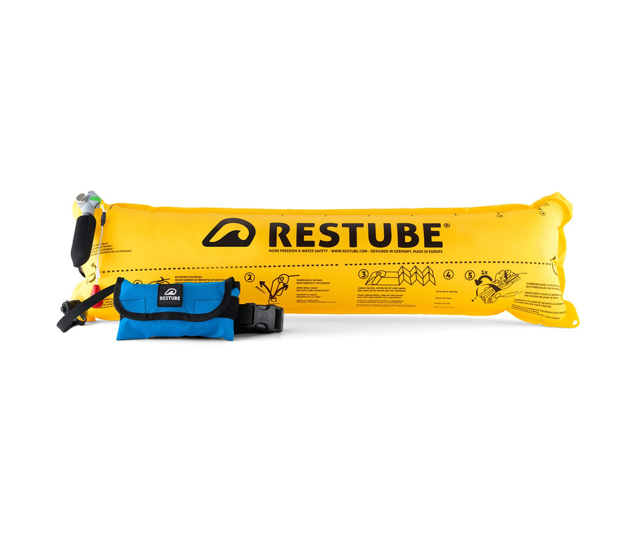 Gelber Wasser-Airbag »RESTUBE lite« und eine blaue Tasche mit schwarzem Gurt liegen auf einem weißen Hintergrund.