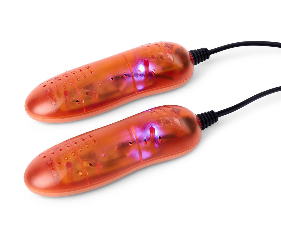 Zwei orangefarbene Schuhtrockner und -wärmer (2er-Set) liegen auf einem weißen Hintergrund.