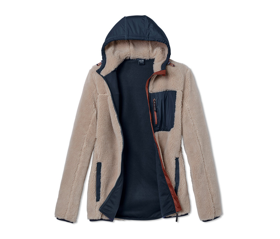 Offene Teddyplüschjacke in Beige mit dunkelblauer Kapuze und Bündchen.