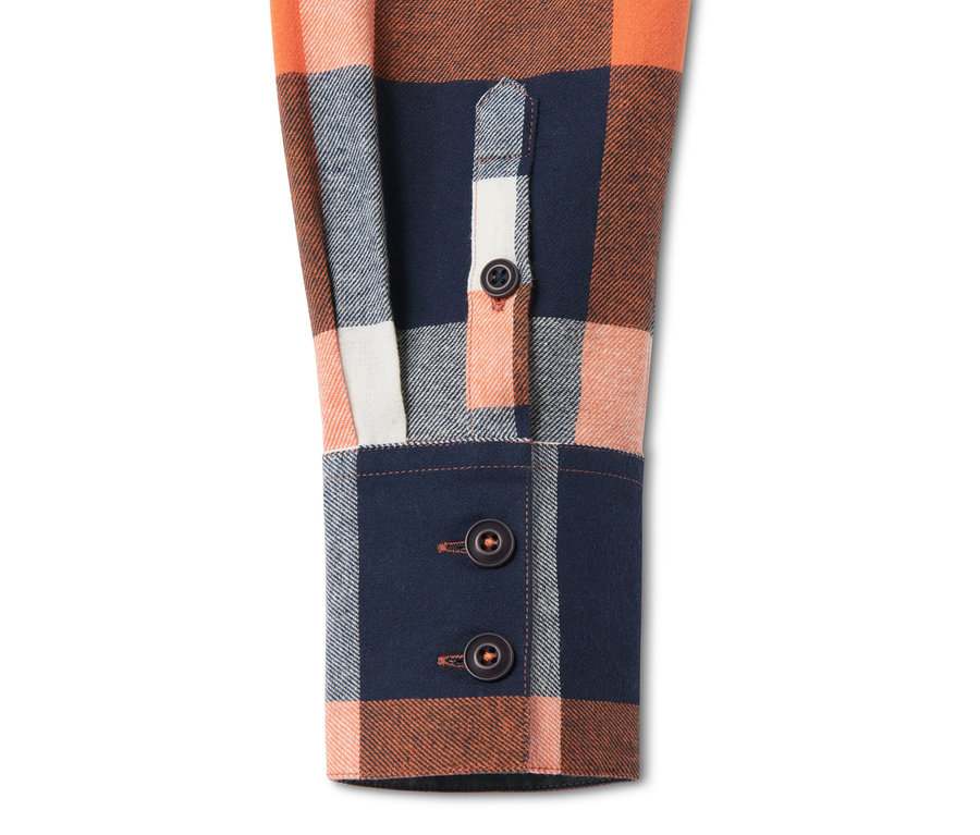 Detailansicht einer Flanellbluse.