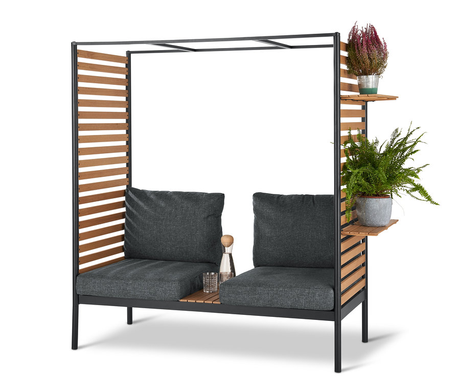 Outdoor-Lounge »Elin« mit flexiblen Sitzelementen und Einhängregalen. Zwei graue Sitze mit Kissen und Holzregalen.
