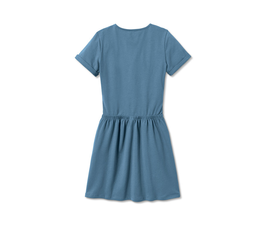 Blaues Jerseykleid mit kurzen Ärmeln.