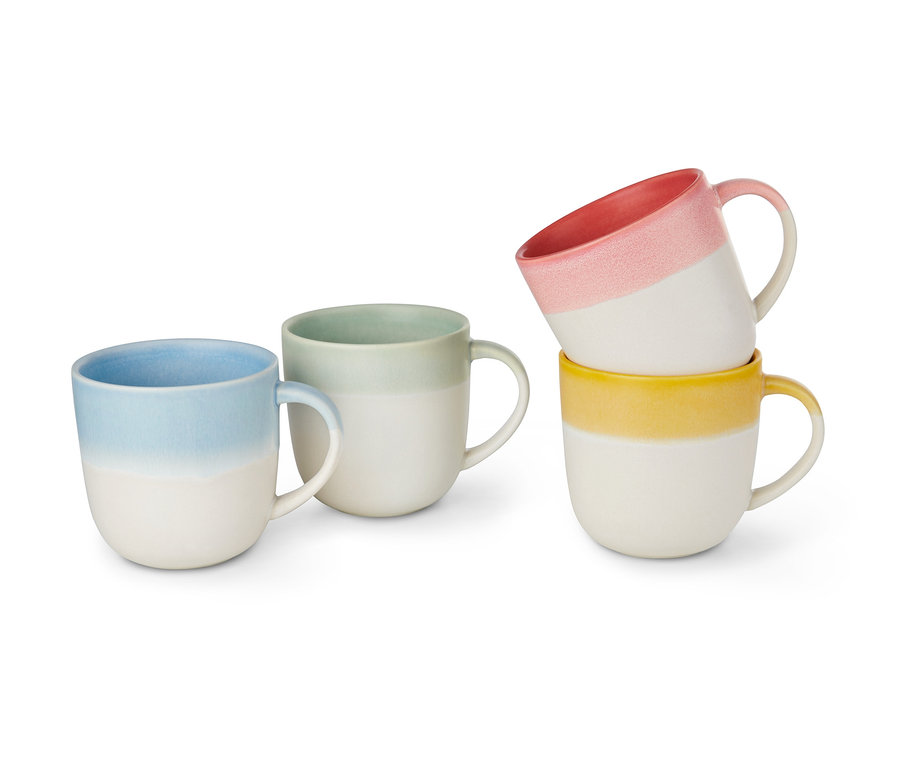 Vier Trinkbecher: ein blauer, ein grüner und zwei gestapelte, ein gelber und ein pinker.