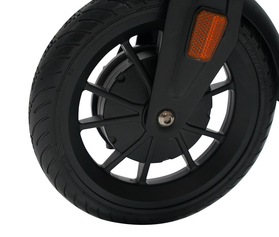 Detailaufnahme vom Vorderrad des L.A. Sports E-Scooters »Speed Deluxe«.
