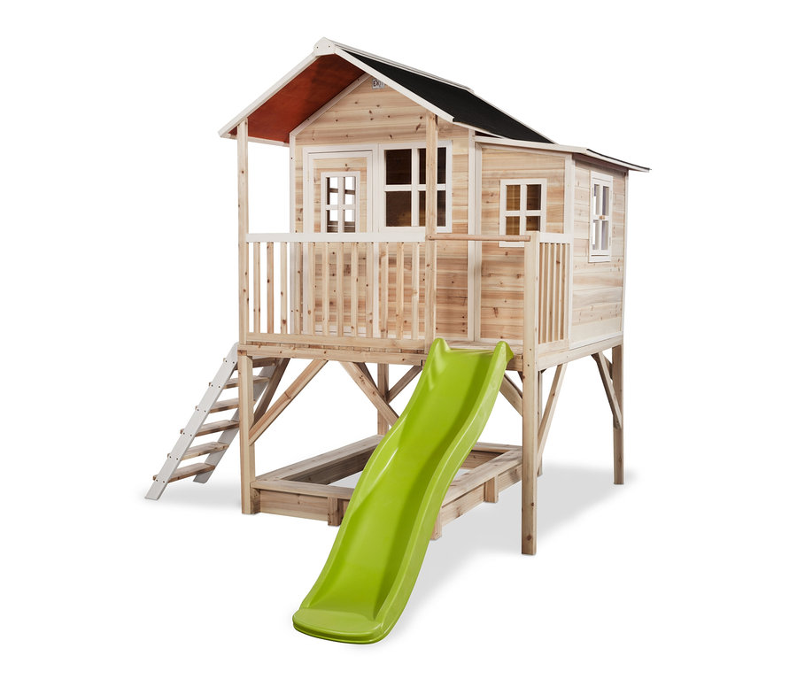 Ein EXIT Spielhaus »Loft 550« aus Naturholz mit grüner Rutsche und Sandkasten.