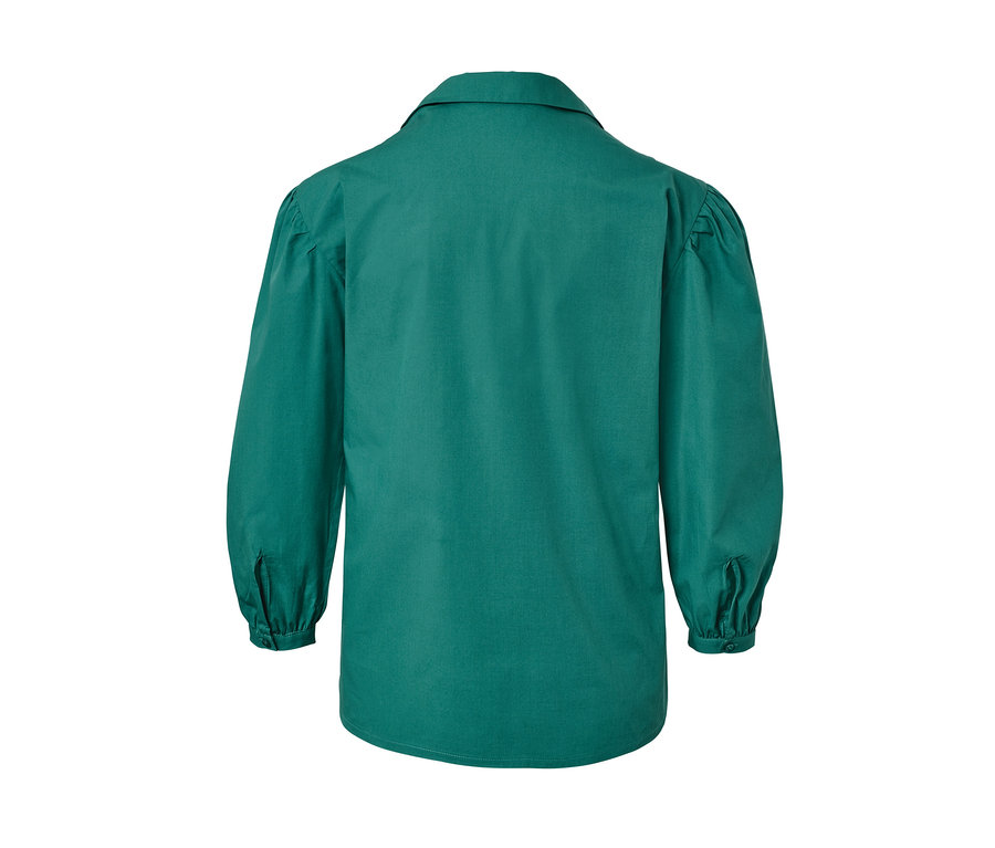 Rückansicht einer grünen Hemdbluse mit Puffärmeln.