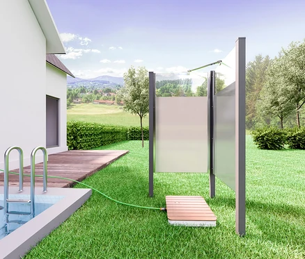 Breuer®-Outdoor-Bodendusche »Fontana« steht auf einer Wiese neben einem Schwimmbad.