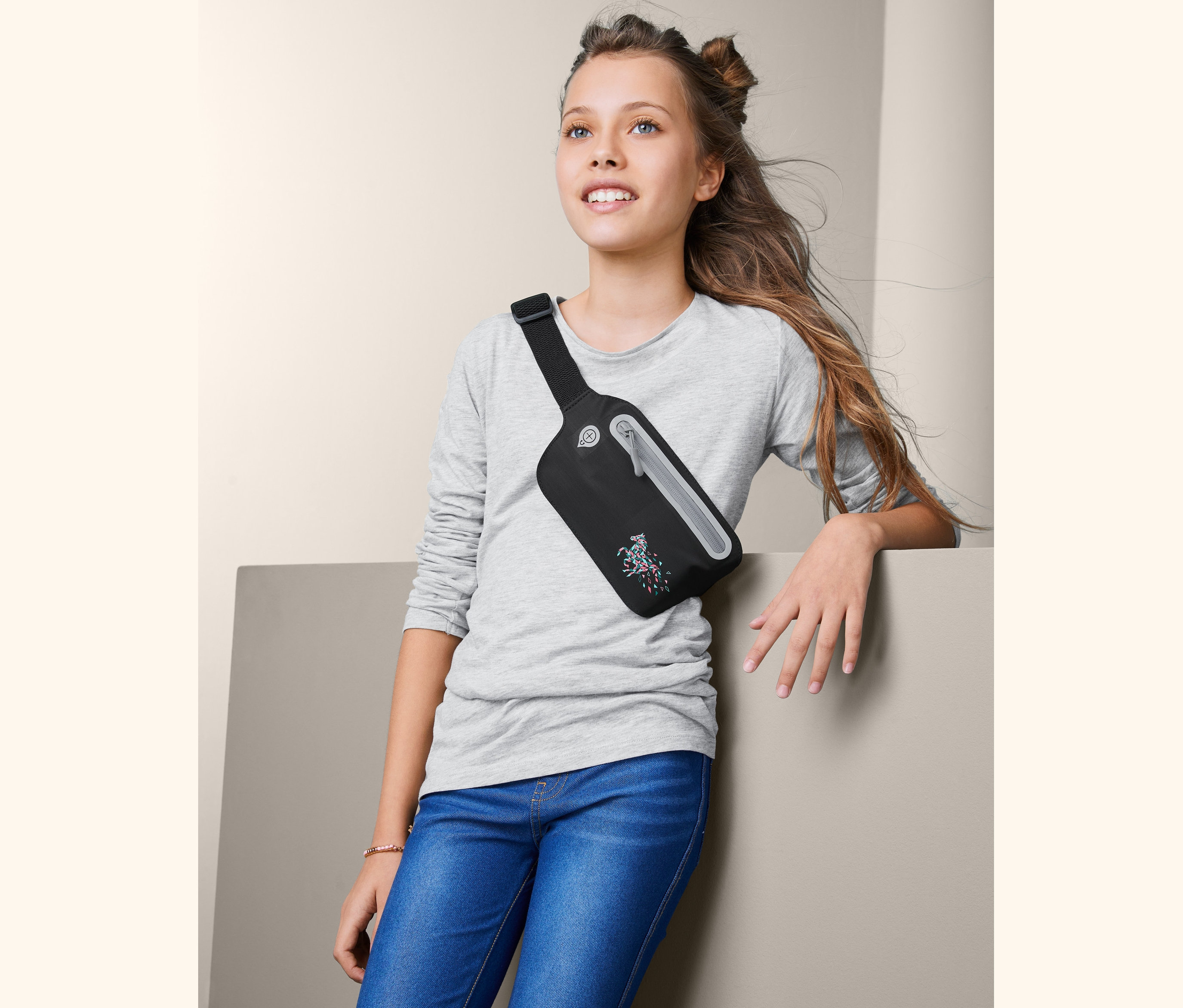 Mädchen mit schwarzer Bauchtasche.