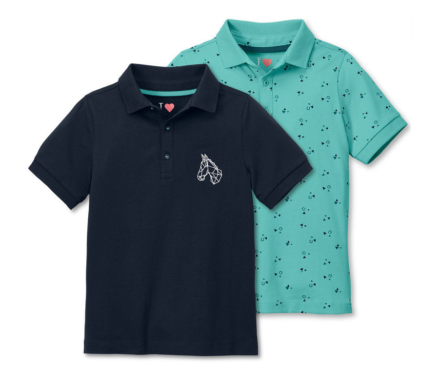 Zwei Poloshirts: Dunkelblau mit Pferdekopf und Hellblau mit Muster.