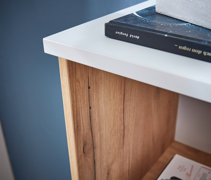 Detailansicht eines kleinen Regals »Lioni« mit Buch und Deko darauf.