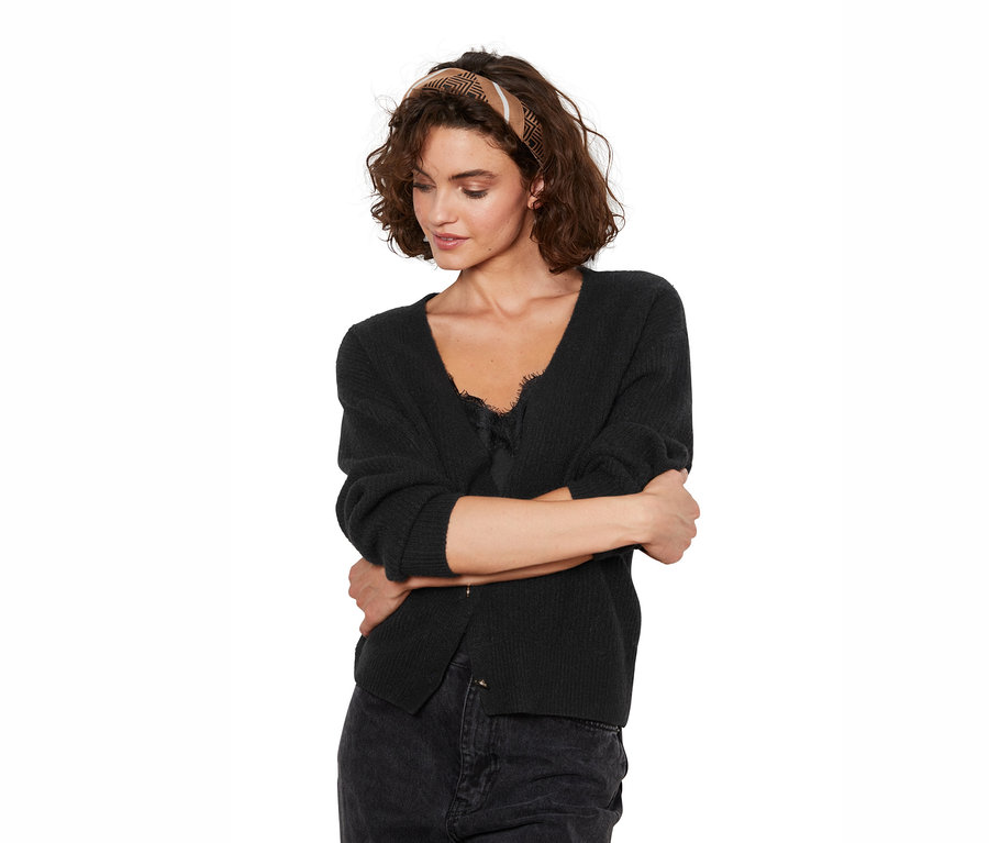 Frau mit braunen Haaren, die ein Halstuch trägt.