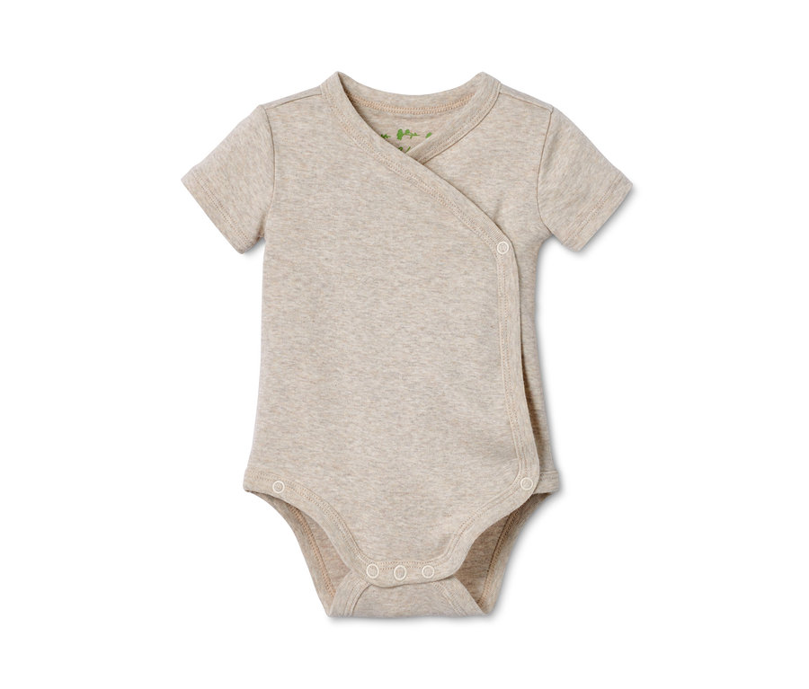 Detailaufnahme eines beigen 3er-Bodys aus Bio-Baumwolle mit kurzen Ärmeln und Druckknopfverschluss.