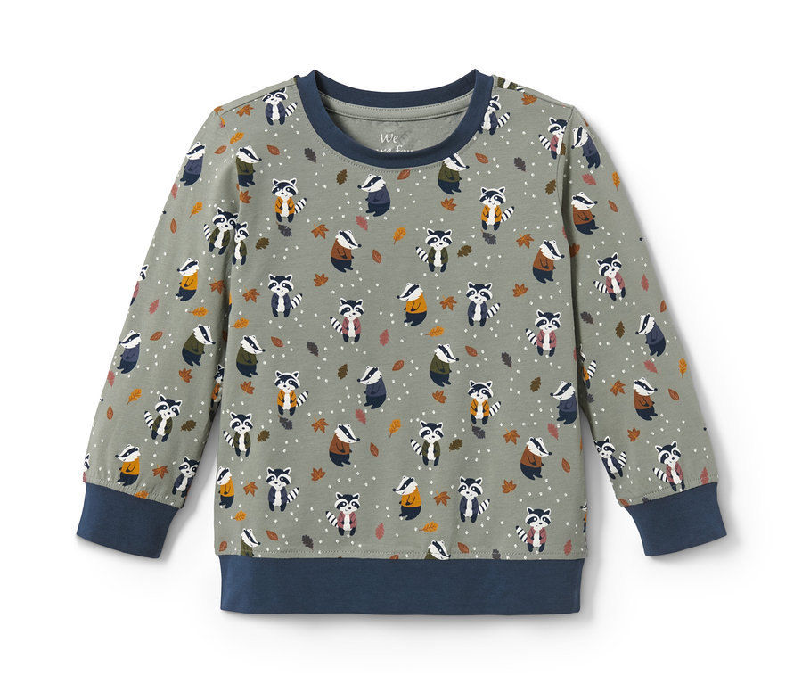 Ein grüner Pyjama mit einem Muster aus Dachsen und Blättern.