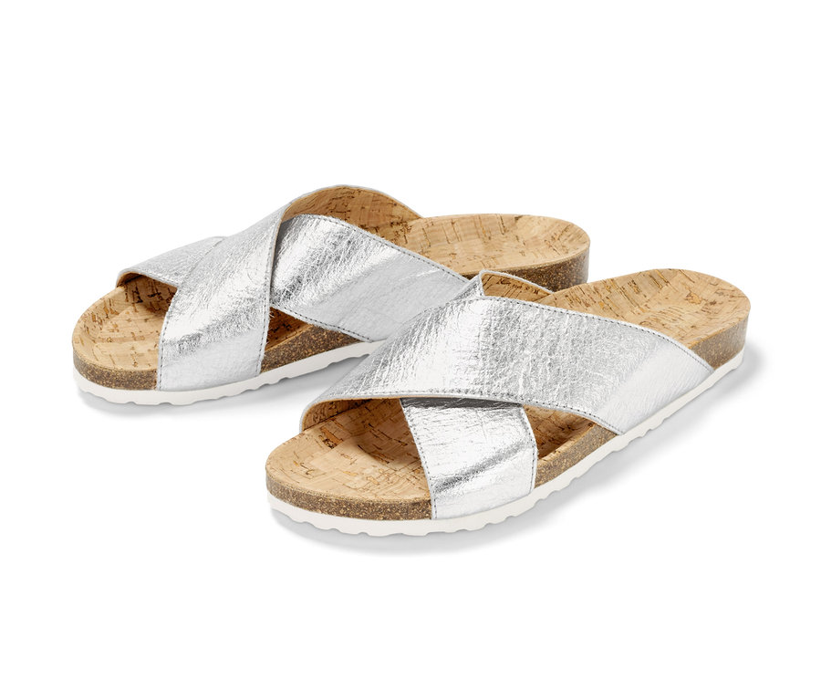 Zwei silberne Komfortsandalen mit Korksohle.