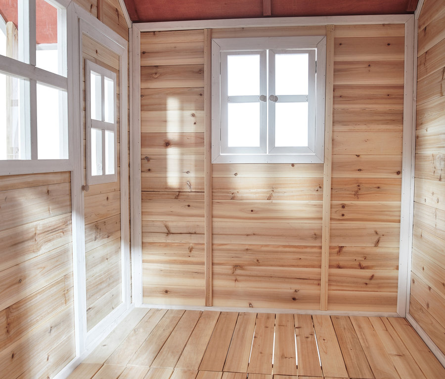 Innenansicht des EXIT Spielhauses »Loft 550«, natur, mit weißen Fensterrahmen.