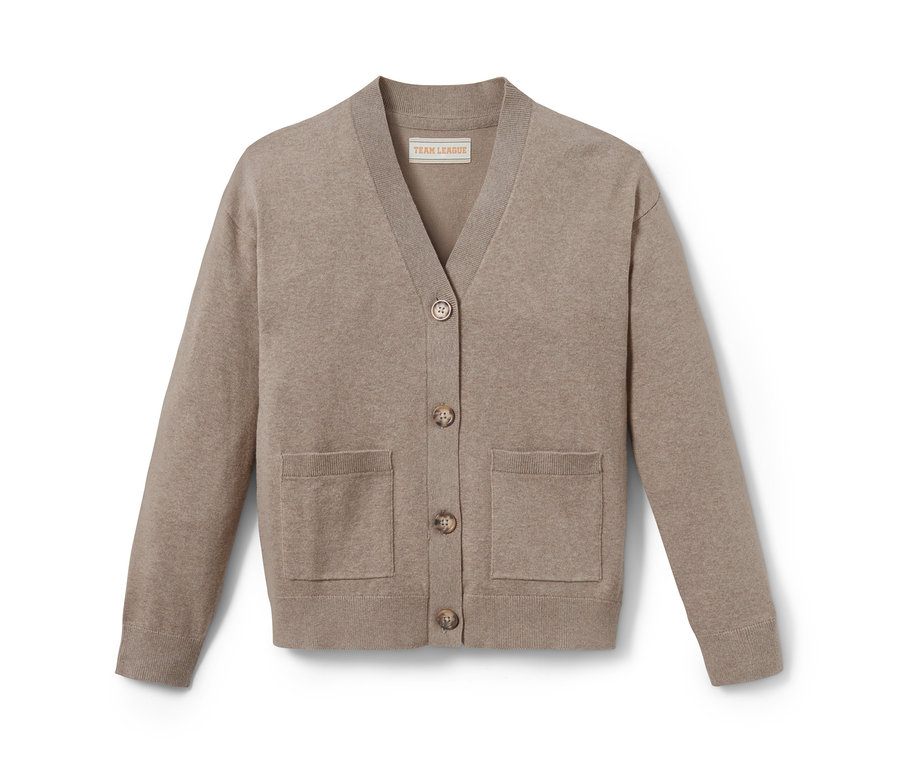 Beige Strickjacke mit Knöpfen und Taschen.