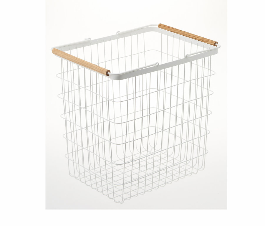 Leerer weißer Draht-Wäschekorb YAMAZAKI TOSCA mit Holzgriffen.