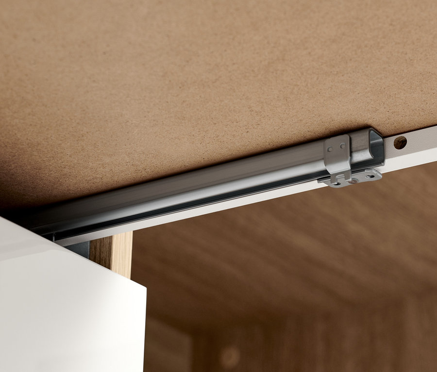 Detailansicht einer weißen »Bekeson« Kommode mit Beschlägen.