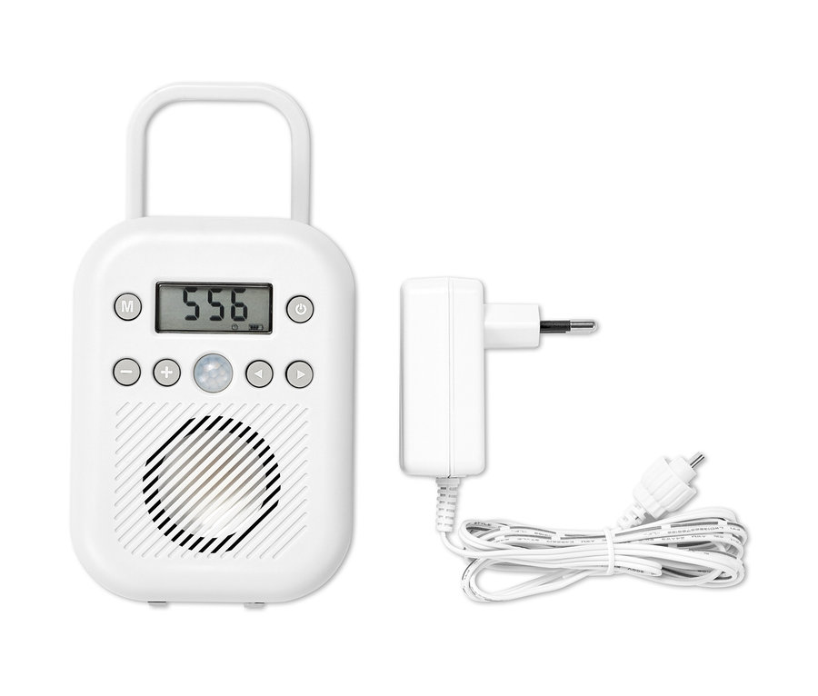 Weißes Badradio mit Display und Ladegerät.