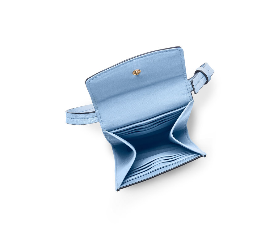 Geöffnete, hellblaue Minitasche mit Kartenfächern.