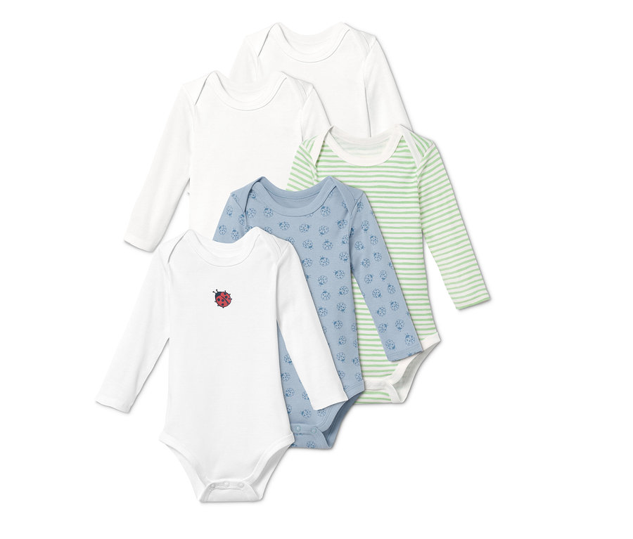 Fünf Langarmbodys liegen übereinander. Einer ist weiß mit Marienkäfer, einer blau mit Marienkäfern, einer grün-weiß gestreift und zwei sind weiß.