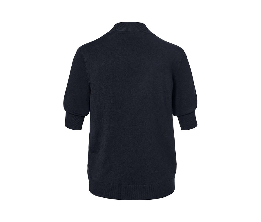 Blaues Feinstrick-Shirt mit Stehkragen.