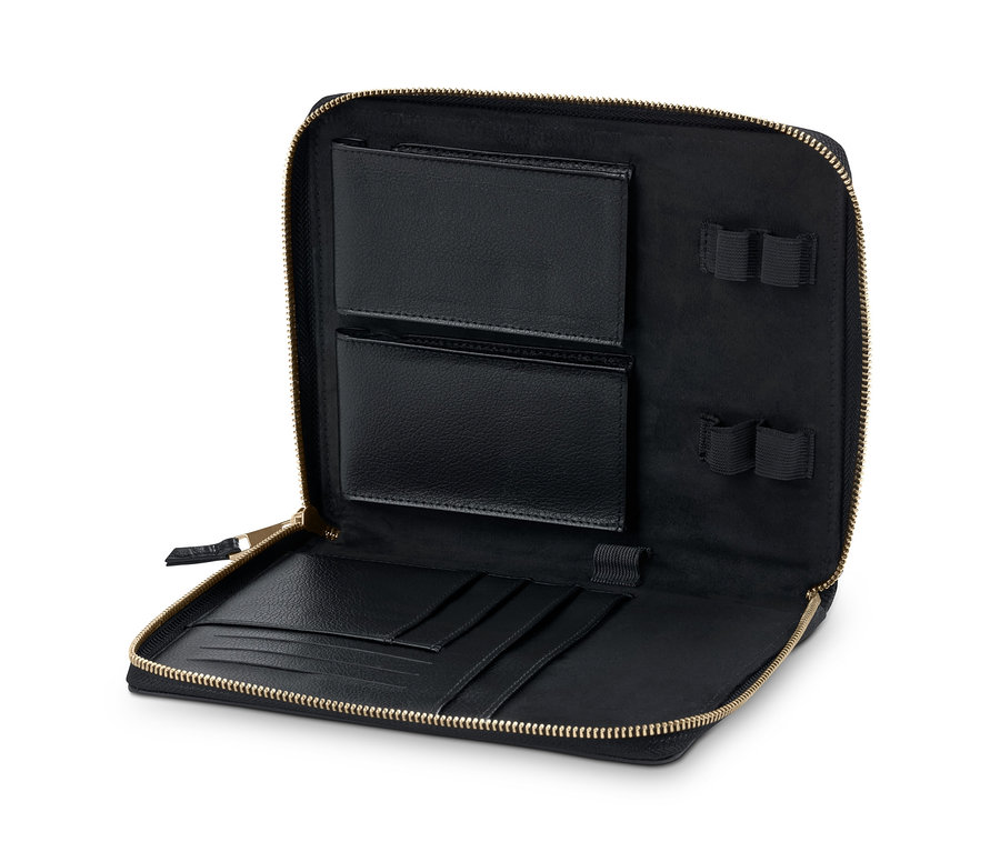 Geöffneter schwarzer Reiseorganizer.