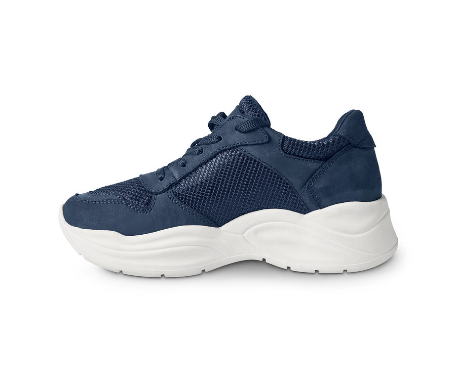 Detailaufnahme eines blauen Leder-Sneakers mit weißer Sohle.