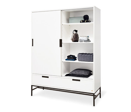 Ein weißes Pinolino Kinderzimmer Steel mit Spielzeug und Kleidung in den Regalen.