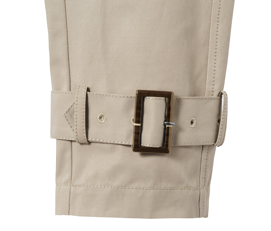 Detail eines kurzen Trenchcoats mit Gürtel und Schnalle.
